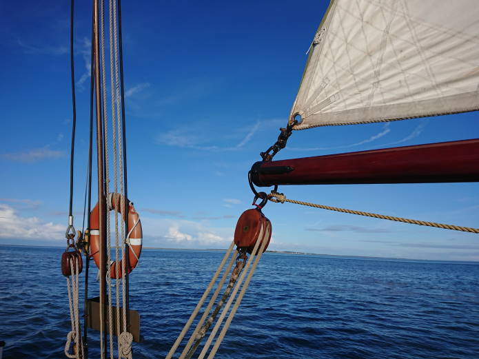 Trauerbewältigung / Trauerreise mit dem Segelschiff - Blick aufs Wasser
